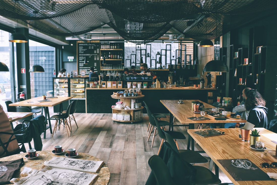 木のぬくもりを感じる店内